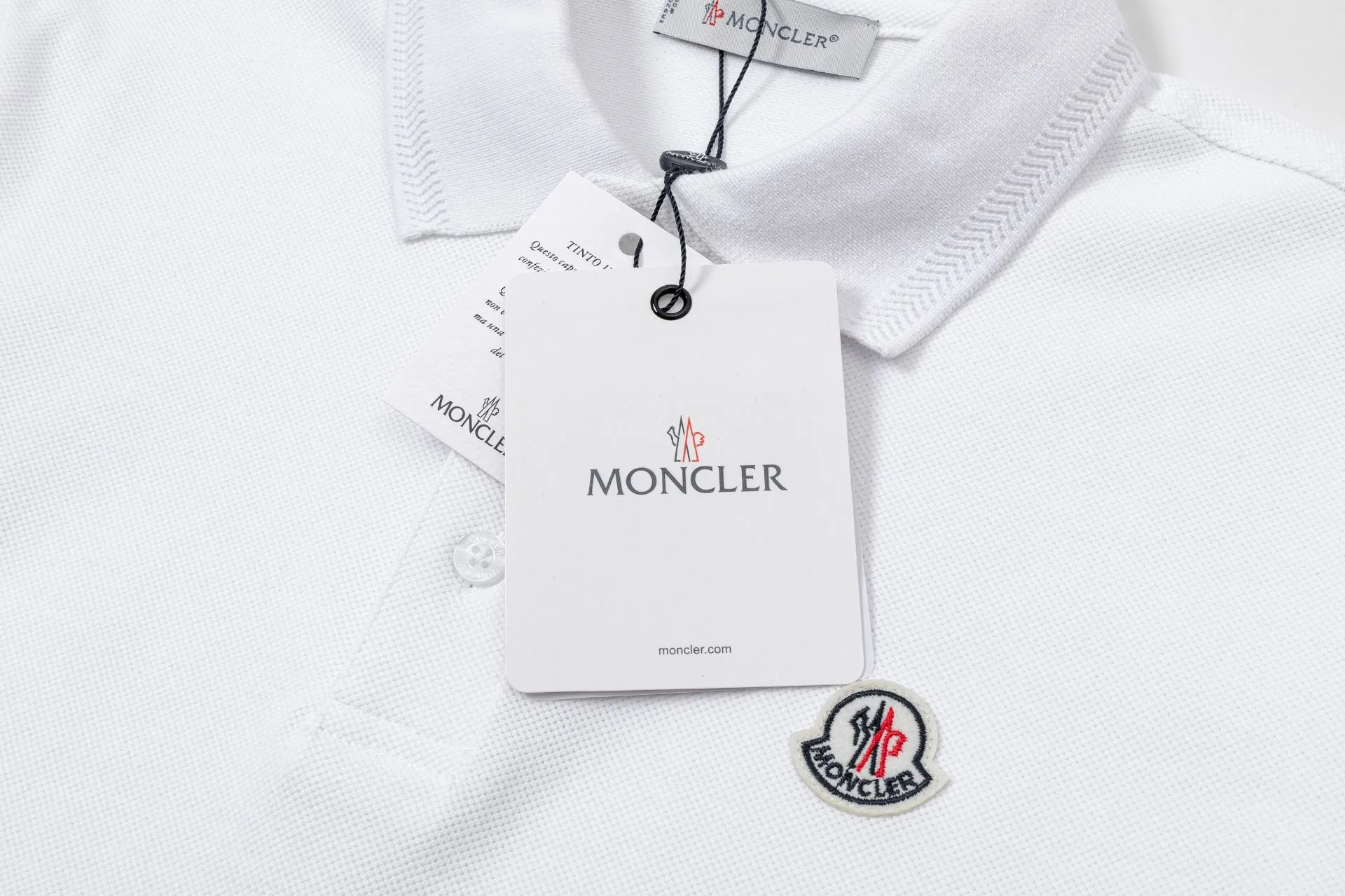 MONCLER POLO Polo ， 。Classic ， Moncler 。 ： Moncler 、 、 、 、 、 。 。 ：Black White Size：MLXLXXL